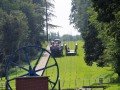Widok na pochylnię Buczyniec- nasz znajomy statek jest wciągany na górę, a do dołu zjeżdża jakiś nieduży skuterek