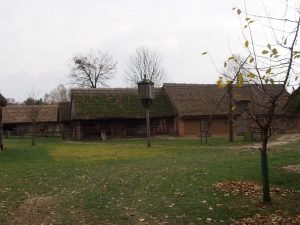 Gospodarz chyba lubił gołębie, a z jednego z budynkówgospodarczych budynków obok chatki słychać było kwakanie kaczek