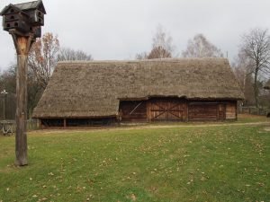 Takie stodoły pamiętam z dzieciństwa, ale teraz już chyba tylko w skansenach można zobaczyć.